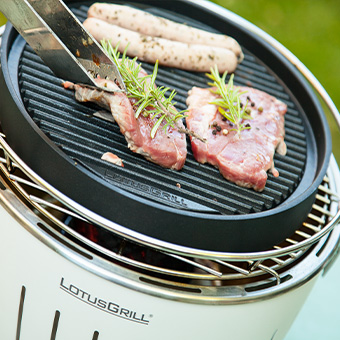instagram-2dBvQayEEZaxcC Fleisch wird auf einem weißen LotusGrill Classic gegrillt, Nahaufnahme