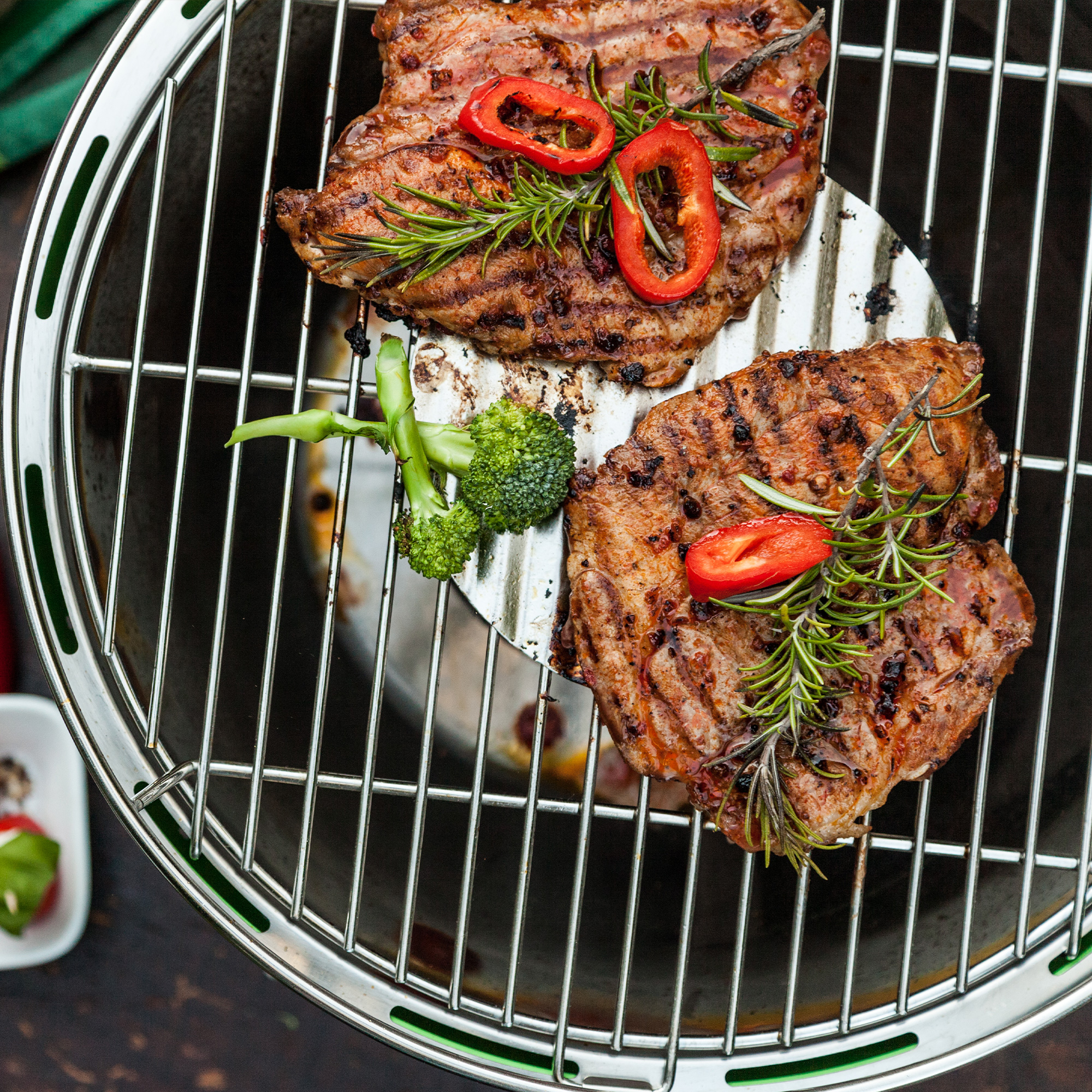 instagram-5 Gegrilltes Fleisch mit Gewürzen und Brokkoli auf einem LotusGrill, Draufsicht